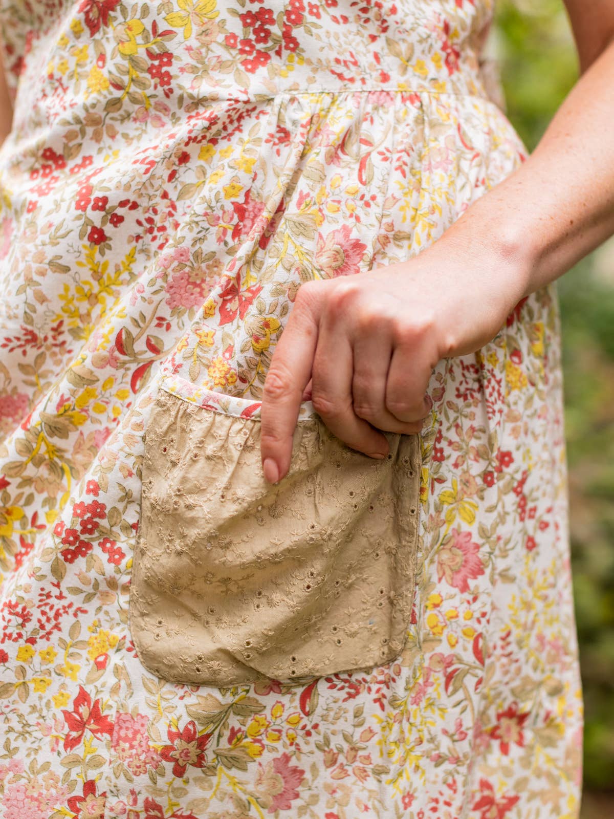 Penelope Ruffle Farmhouse Apron - Ivory
