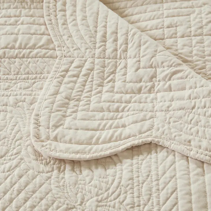 Quilted Scalloped Edge Throw Blanket