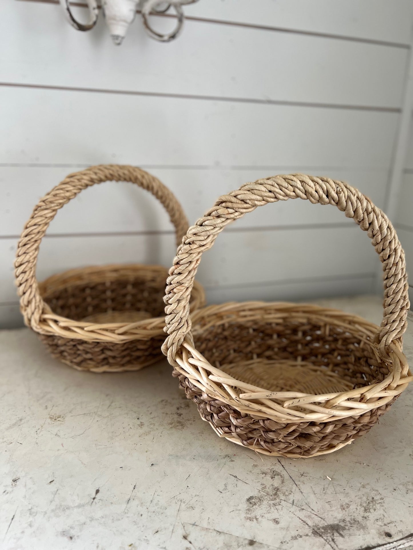 Set of round baskets with braided handle