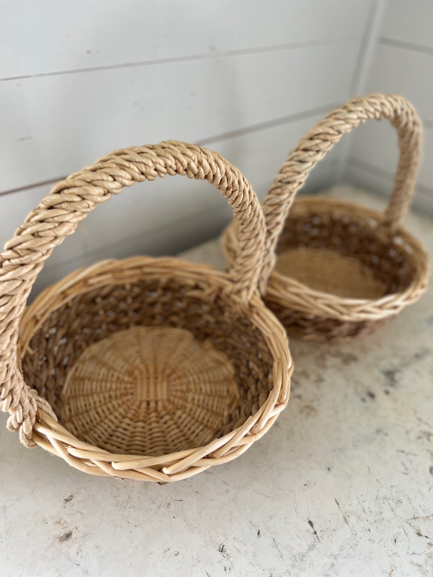 Set of round baskets with braided handle